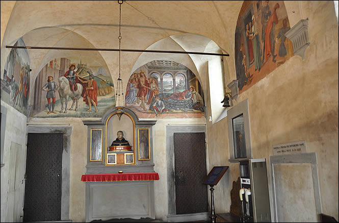 View of the interior of the oratory of Buonomini di San Martino